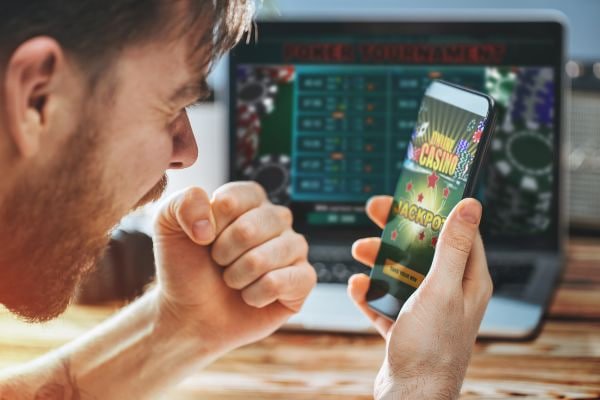MMK11 APK ဒေါင်းလုဒ် — Android ဖုန်းတွင် Myanmar ကစားသမားများ Install ပြုလုပ်နေစဉ်